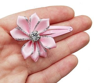 Spineczka klik kwiatuszek wstążka z cyrkonią różowa