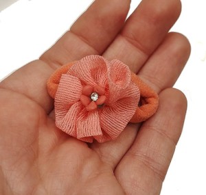 Gumeczka kwiatuszek hand made brzoskwiniowa