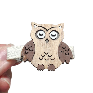 Drewniana śpiąca sowa spinka hand made 