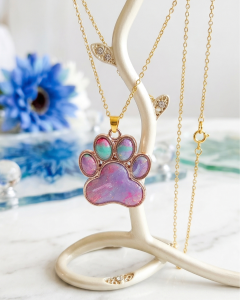Naszyjnik „Magiczna Łapka” – Rękodzieło z Głębią Kolorów